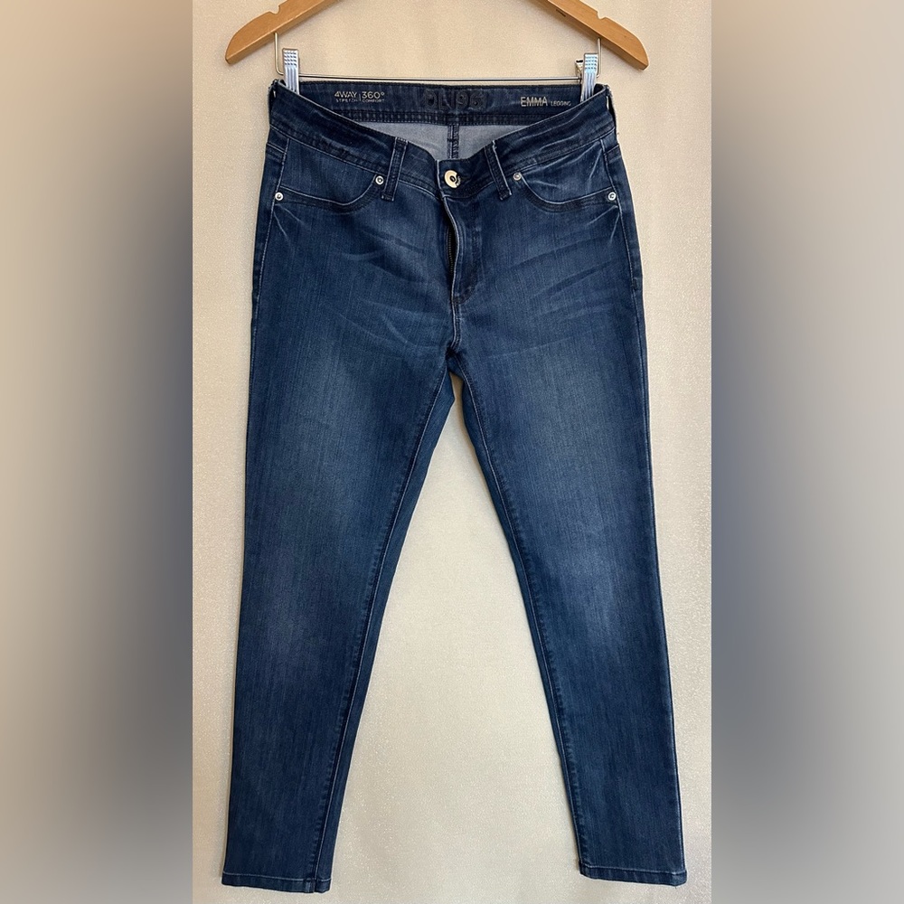 DL1961 blue Emma legging jean. 4way stretch. Size 29. 60% cotton 40% polyester.